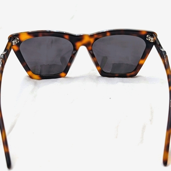 Illesteva Lisbon Sunglasses in Havana / Grey - Picture 4 of 11